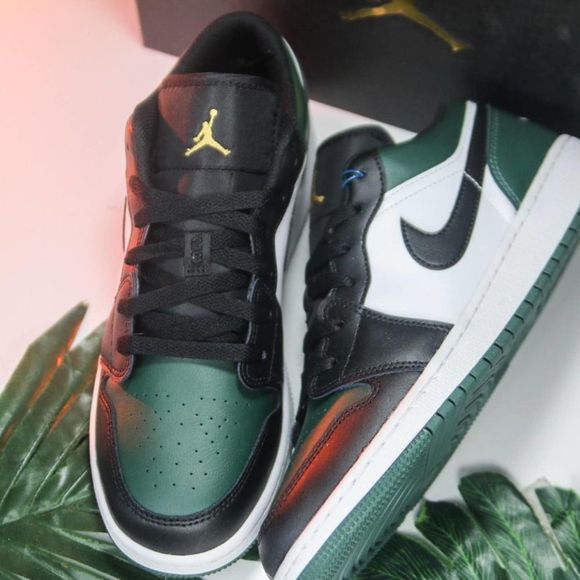Jordan Shoes - Jordan 1 Low Gren White Black size 7y/8.5W/40EU